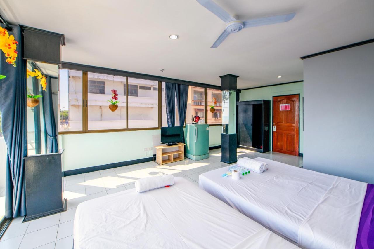 Happy Jomtien - Beachfront Bagian luar foto